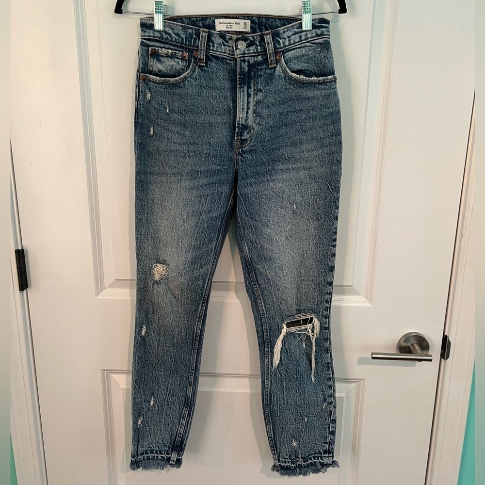 💌 Abercrombie & Fitch The Mom High Rise Distressed Jean